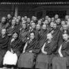 Buchtipp: Ein Leben, drei Welten – Dagyab Rinpoche steht in der Mitte der zweiten Reihe direkt hinter S.H. Dalai Lama